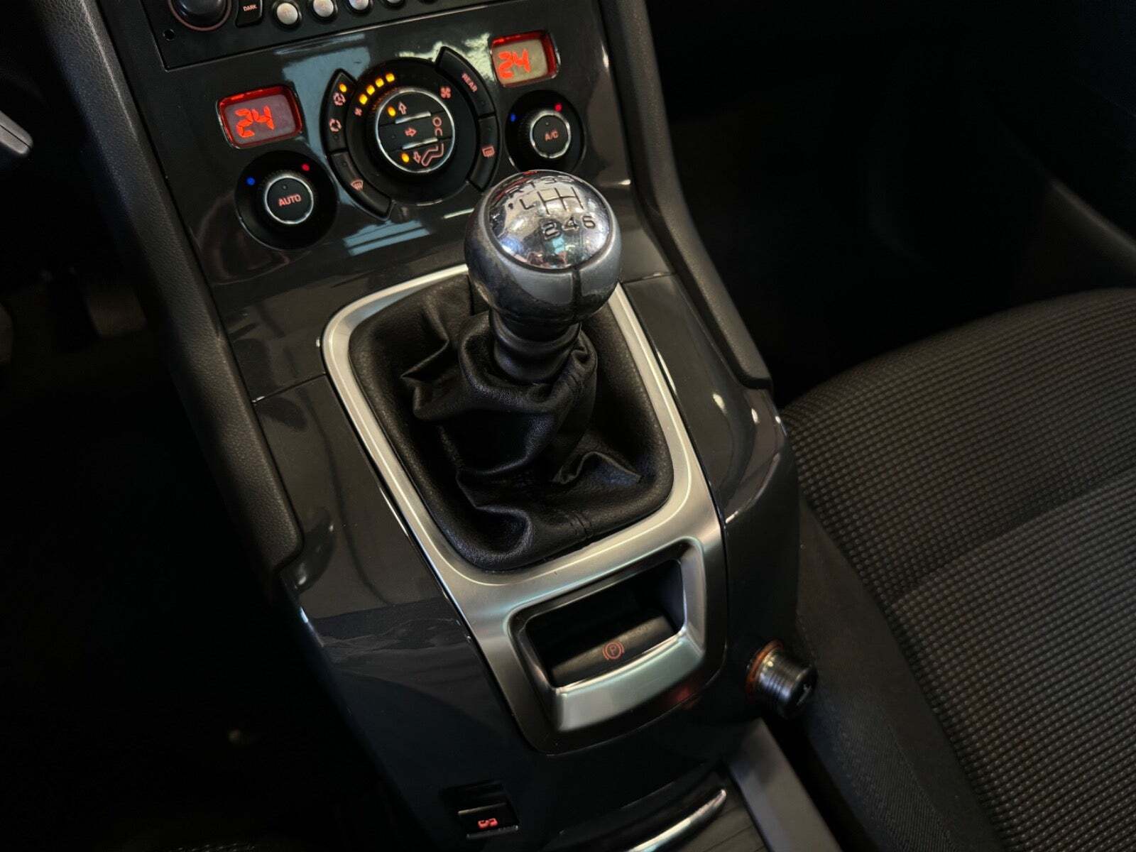 Grå Peugeot 5008 fra 2010