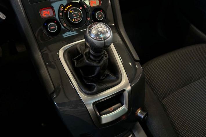 Grå Peugeot 5008 fra 2010