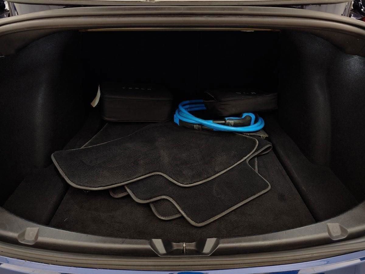 Blå Tesla Model 3 fra 2019