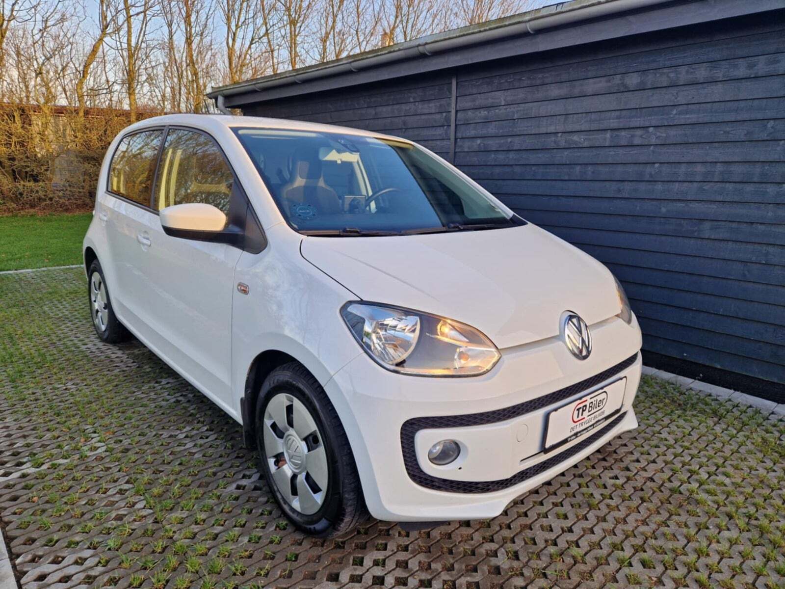 Hvid VW UP! fra 2016 set udefra