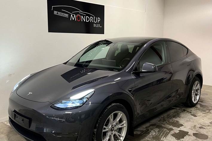 Grå Tesla Model Y fra 2023 set udefra