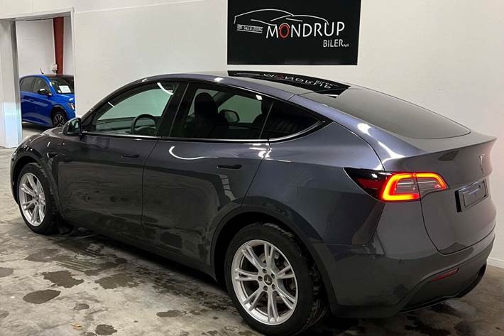 Grå Tesla Model Y fra 2023