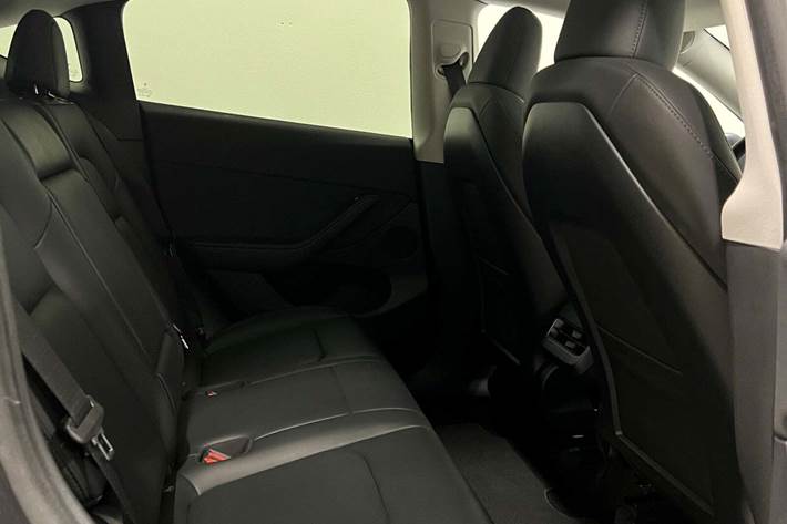 Grå Tesla Model Y fra 2023