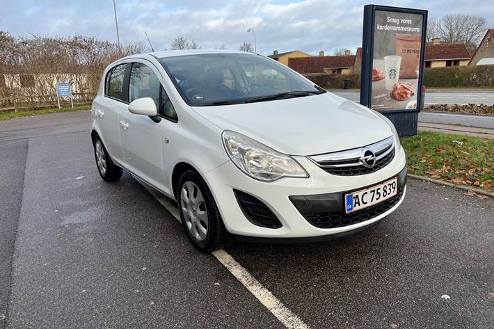 Hvid Opel Corsa fra 2013