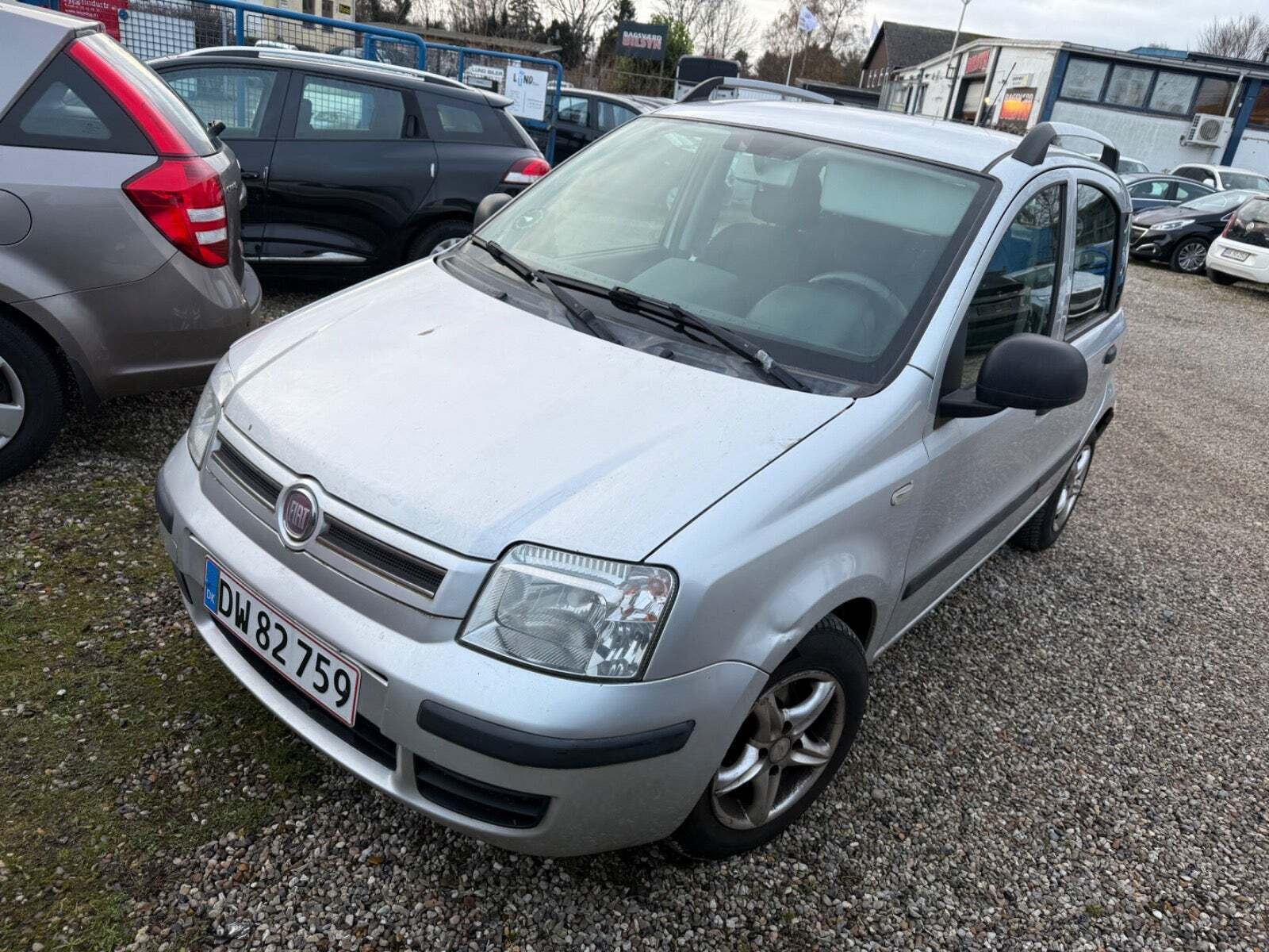 Sølv Fiat Panda fra 2012 set udefra