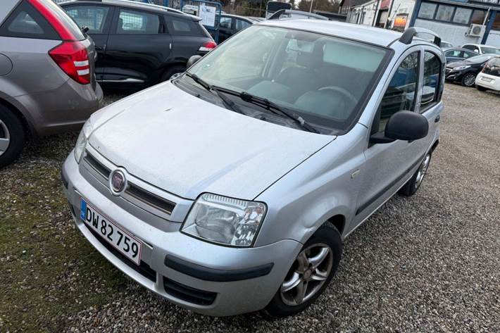Sølv Fiat Panda fra 2012 set udefra