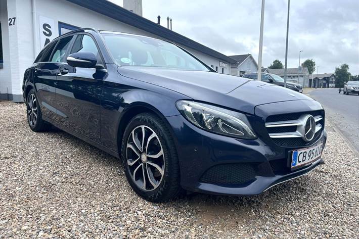 Blå Mercedes C220 d fra 2015