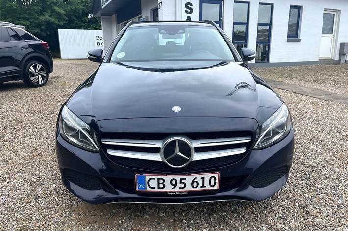 Blå Mercedes C220 d fra 2015