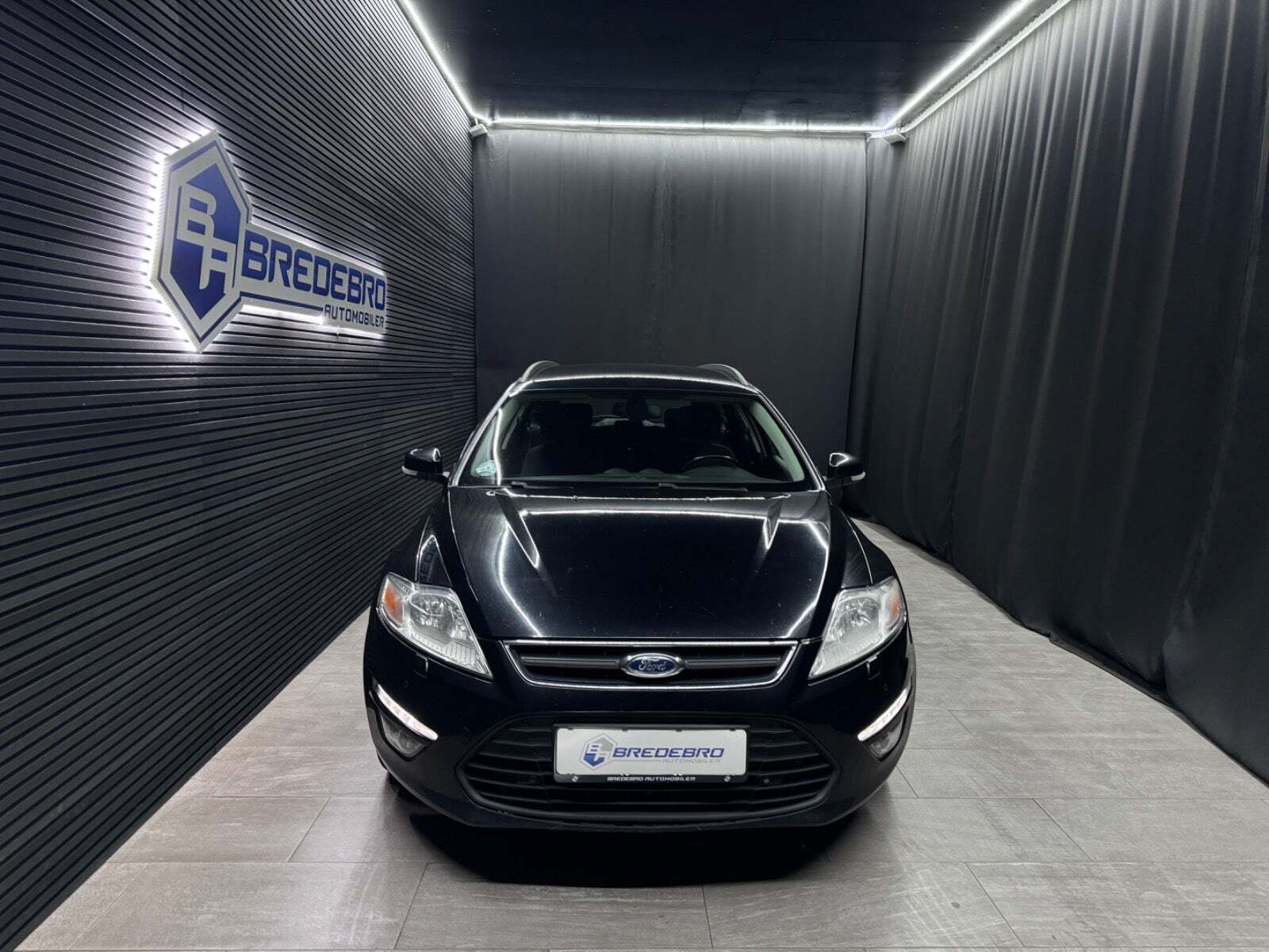 Sort Ford Mondeo fra 2014