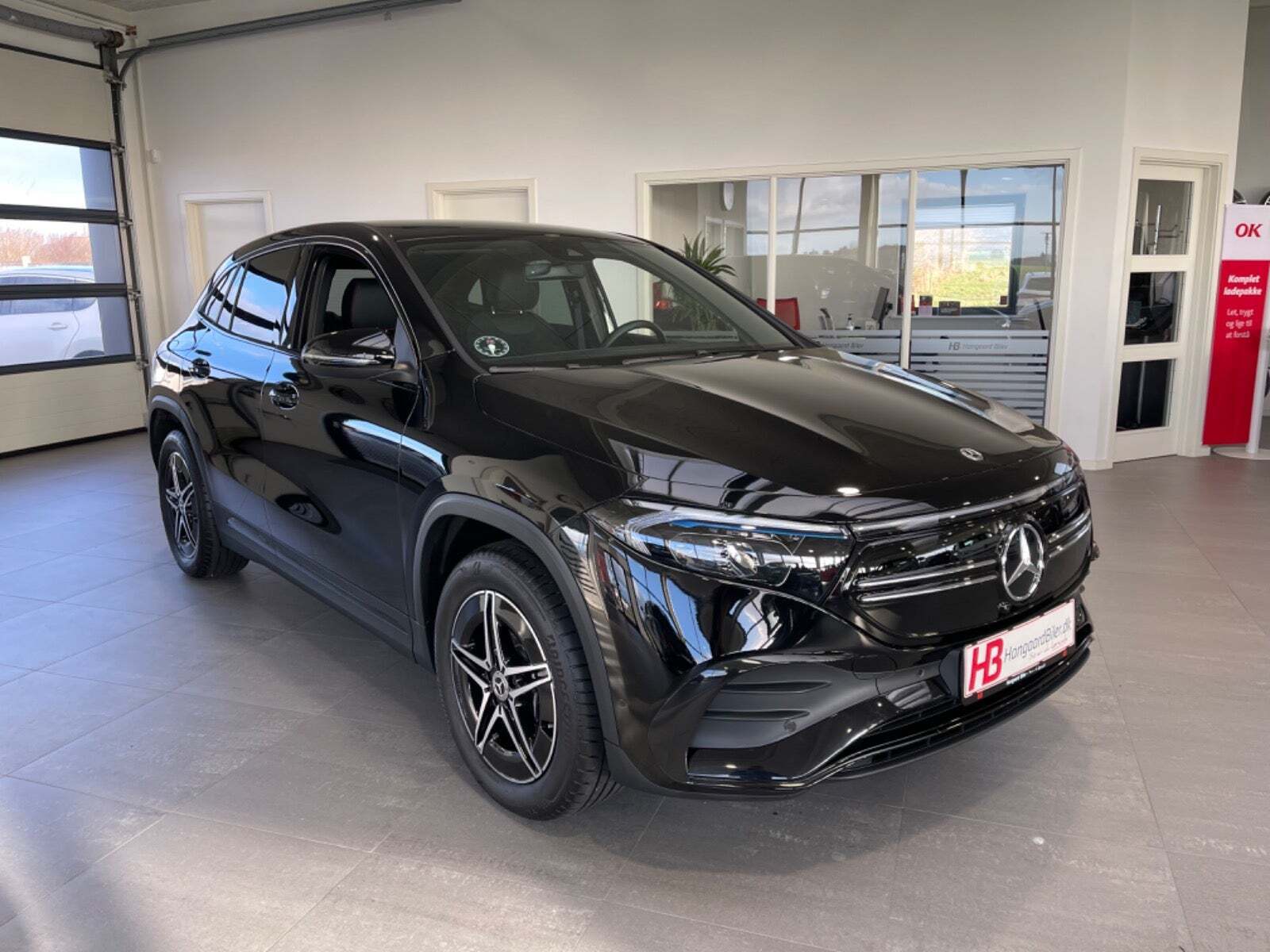 Sort Mercedes EQA250+ fra 2024 set udefra