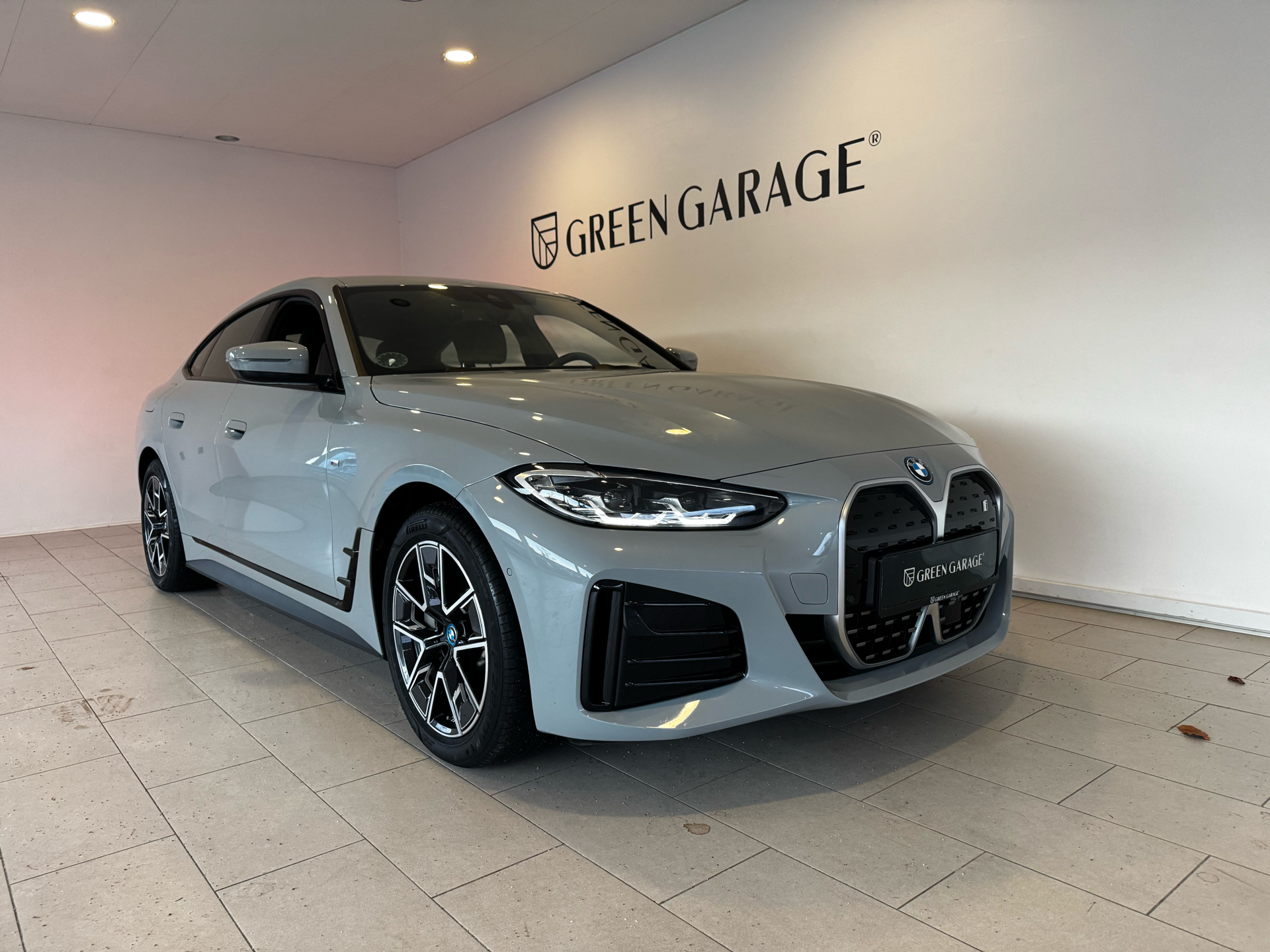 Grå BMW i4 fra 2023 set udefra