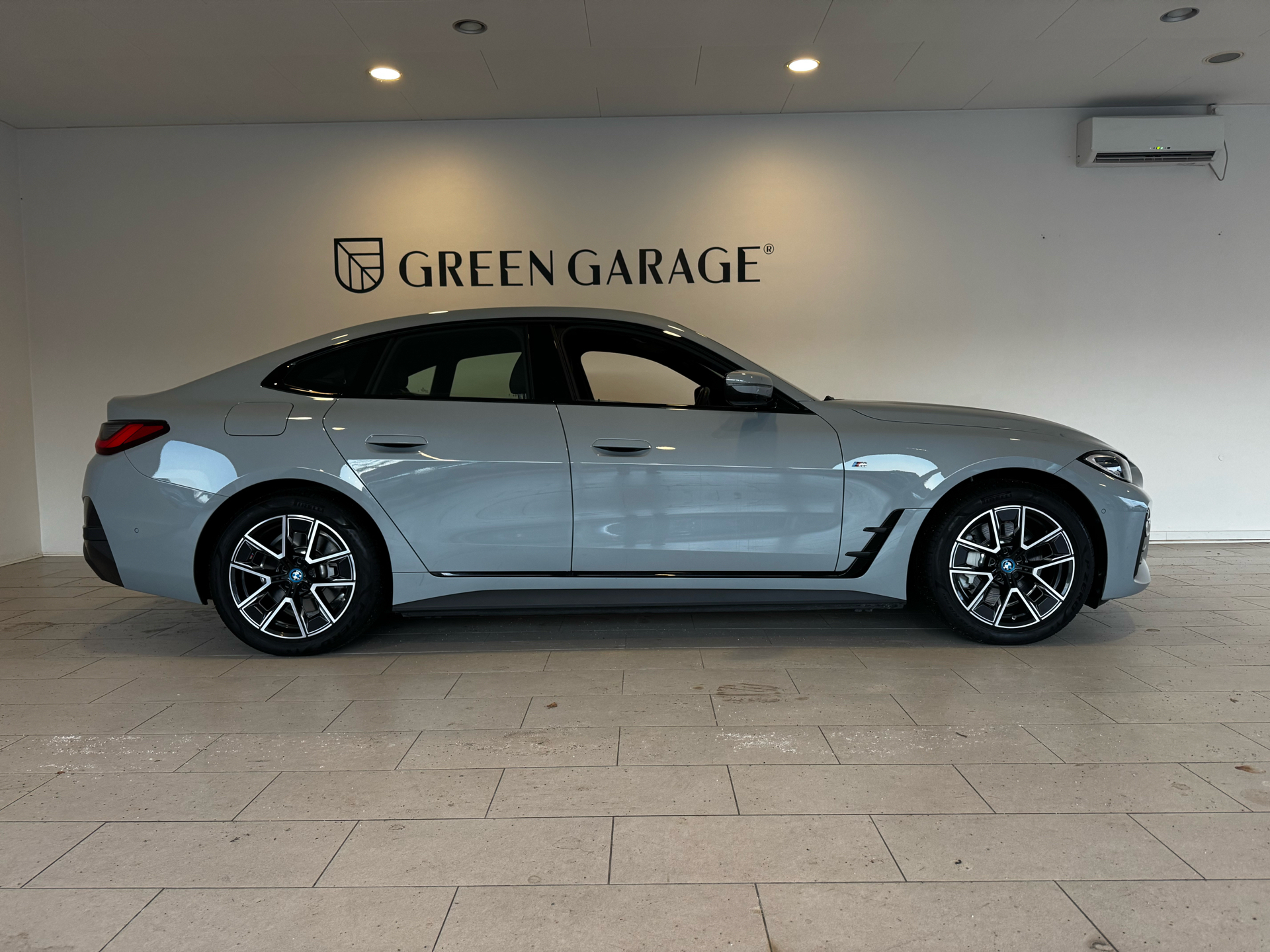 Grå BMW i4 fra 2023