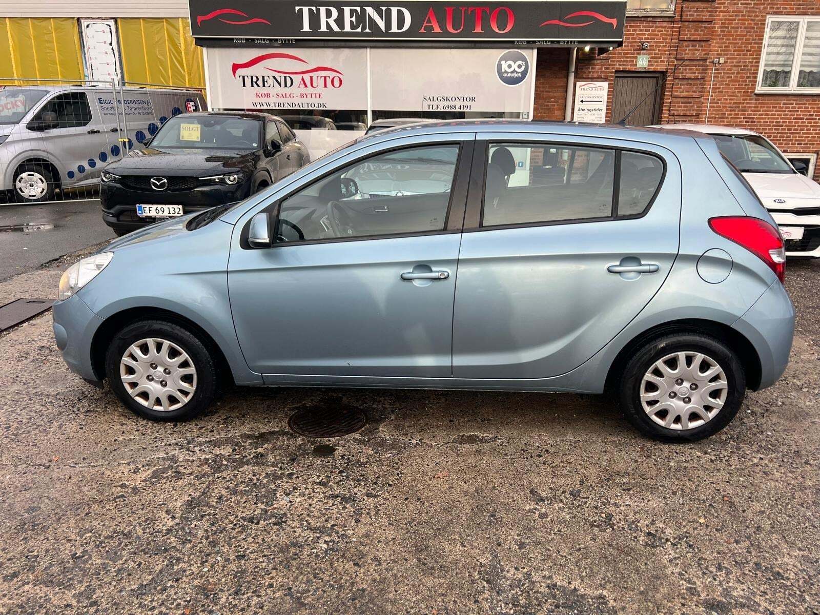 Blå Hyundai i20 fra 2012