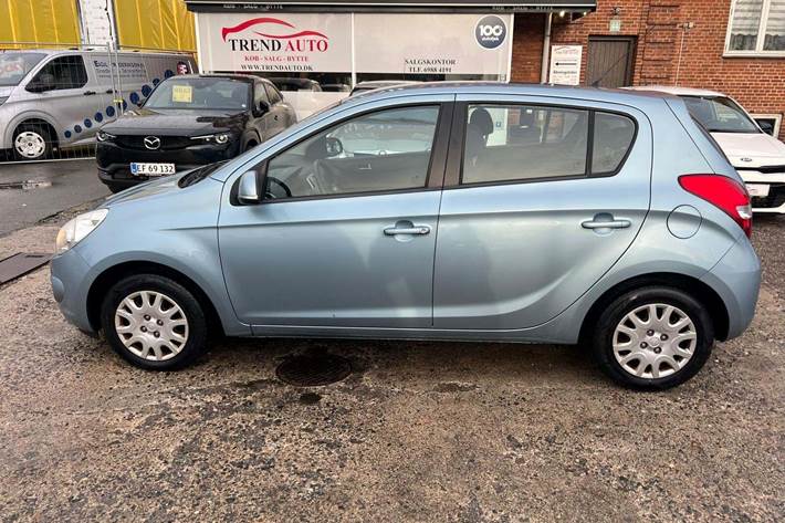 Blå Hyundai i20 fra 2012