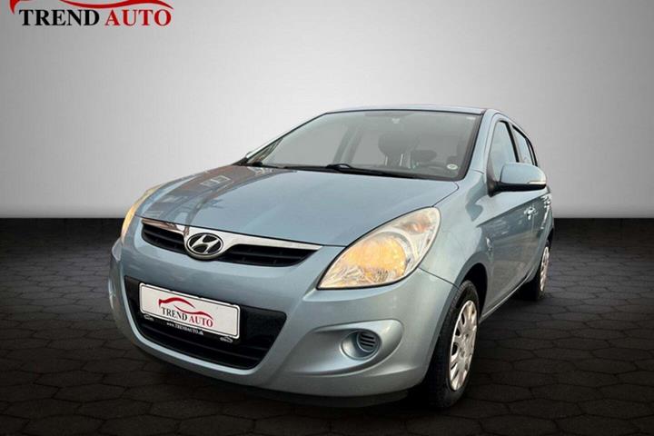 Blå Hyundai i20 fra 2012