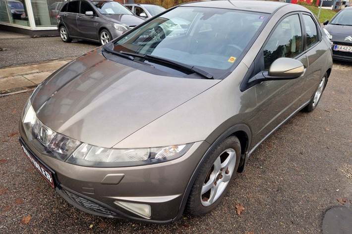 Beige Honda Civic fra 2006 set udefra