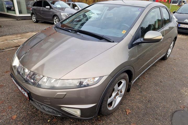 Beige Honda Civic fra 2006 set udefra