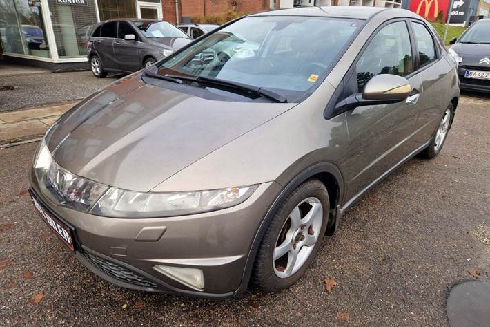 Beige Honda Civic fra 2006 set udefra