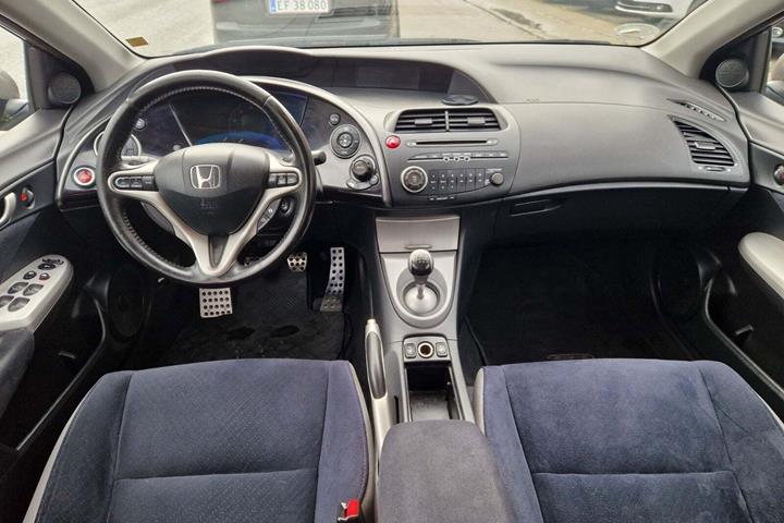Beige Honda Civic fra 2006 set indefra