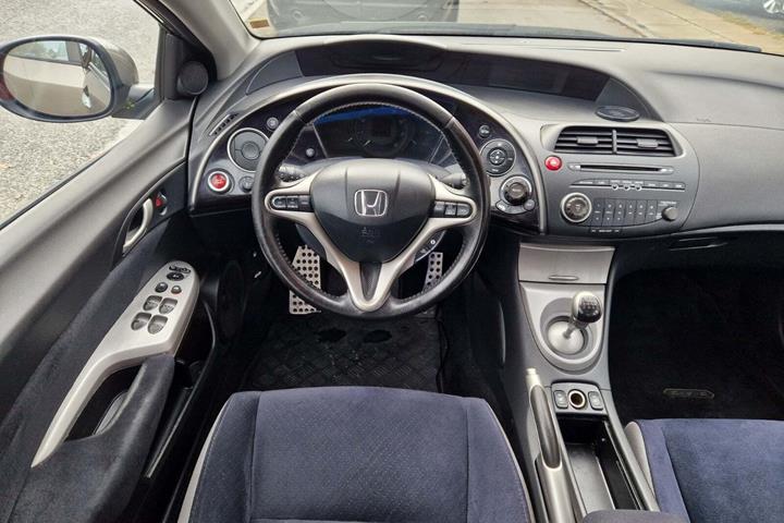 Beige Honda Civic fra 2006 set indefra