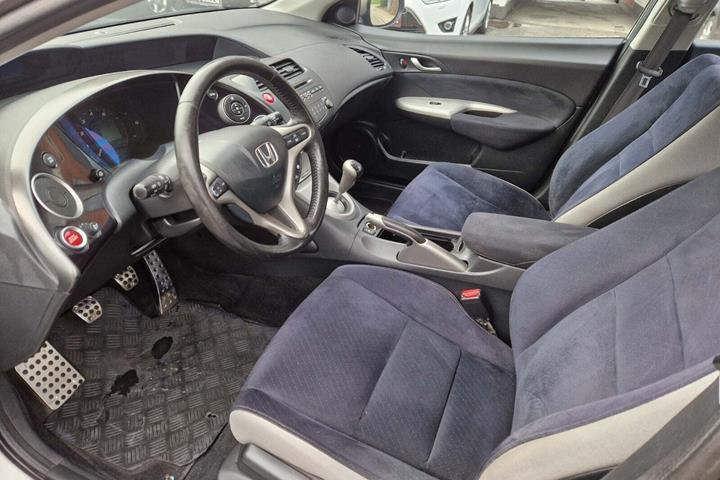 Beige Honda Civic fra 2006 set indefra
