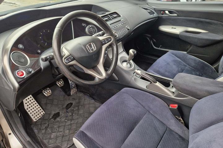 Beige Honda Civic fra 2006 set indefra