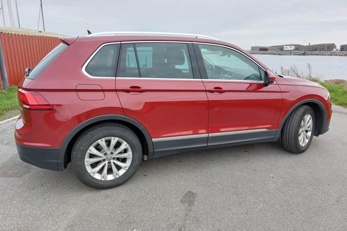 Rød VW Tiguan fra 2016