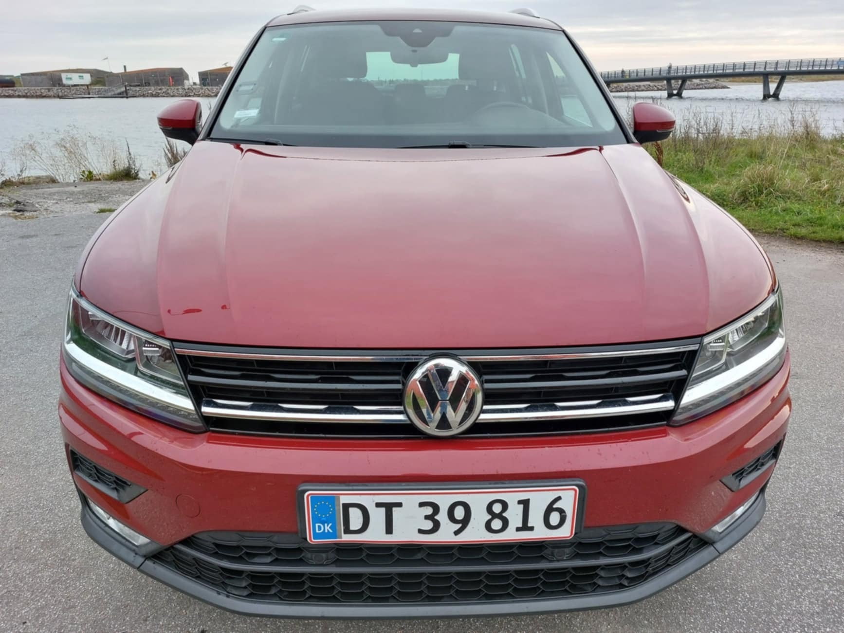 Rød VW Tiguan fra 2016