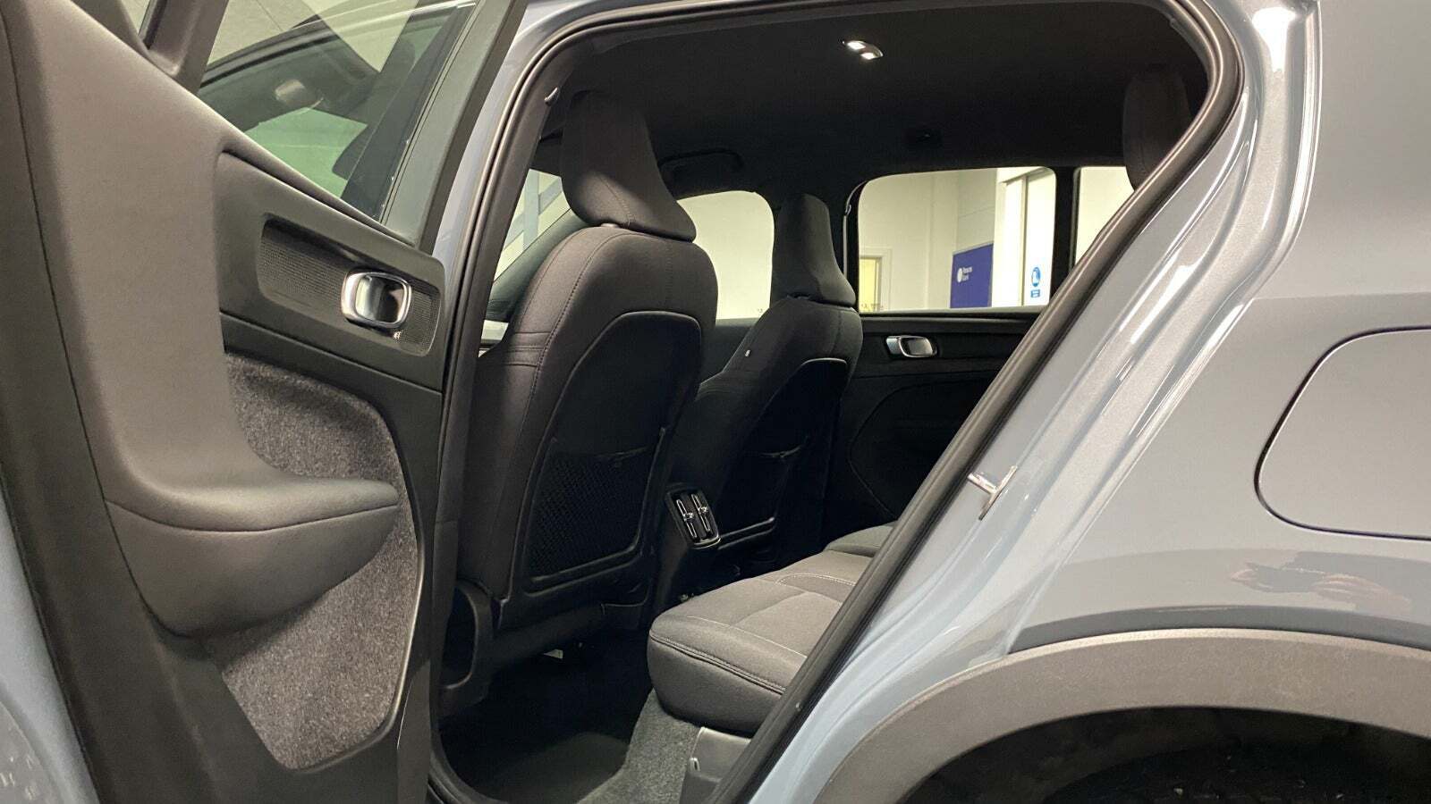 Grå Volvo XC40 fra 2022