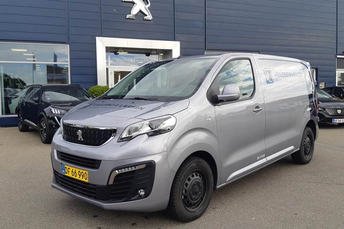 Grå Peugeot Expert fra 2021 set udefra