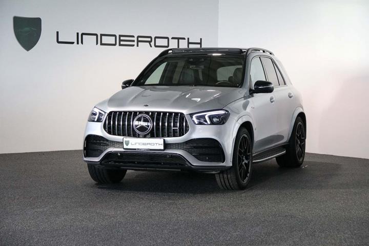 Sølv Mercedes GLE53 fra 2020 set udefra