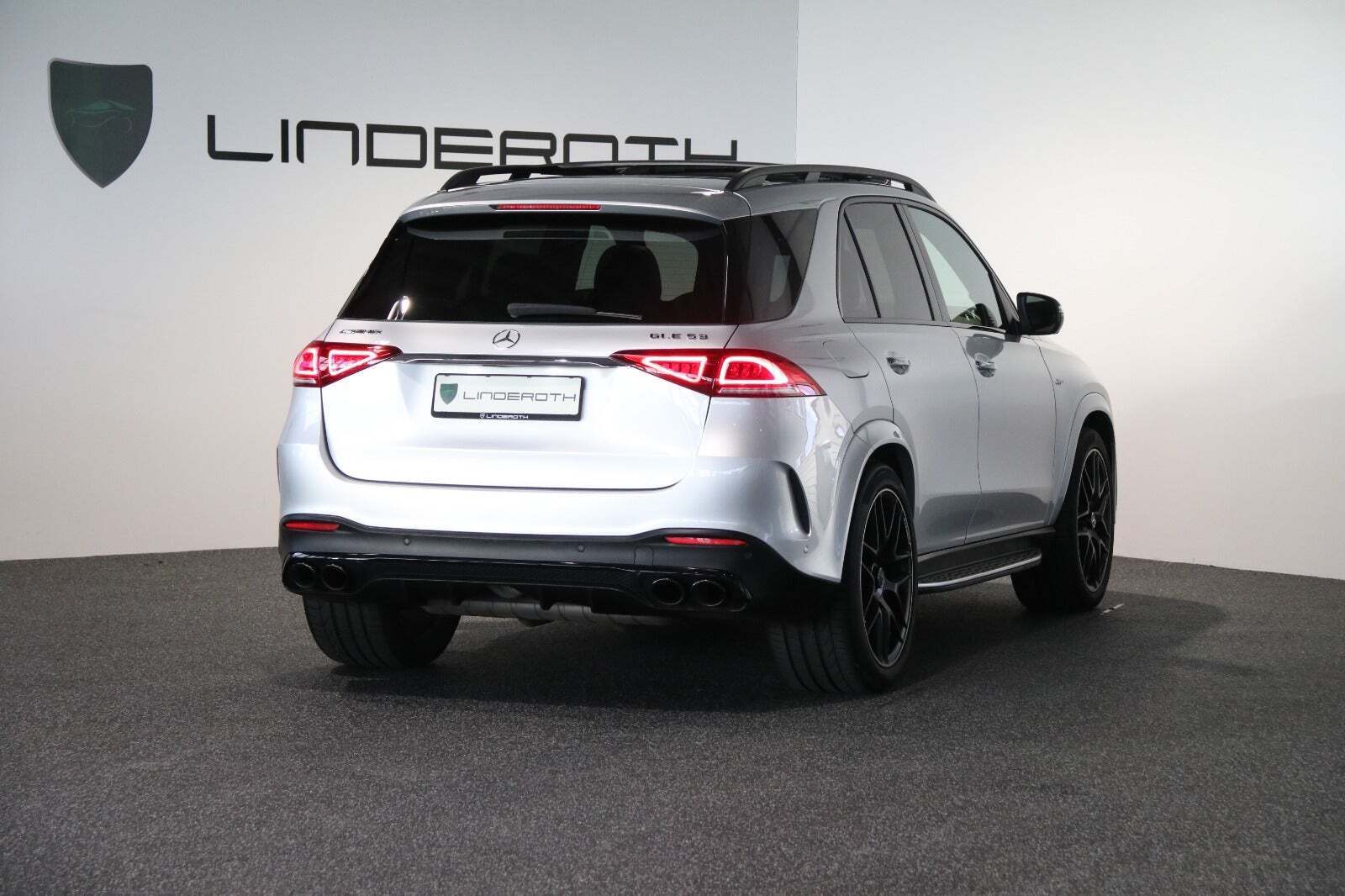 Sølv Mercedes GLE53 fra 2020 set udefra