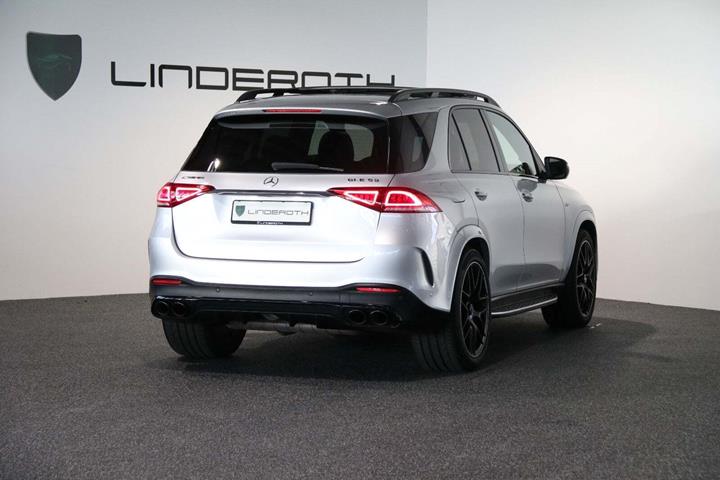 Sølv Mercedes GLE53 fra 2020 set udefra