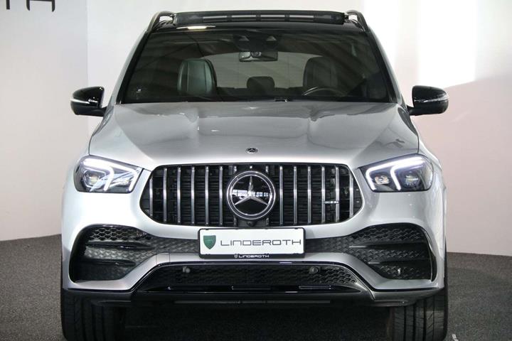 Sølv Mercedes GLE53 fra 2020 set udefra