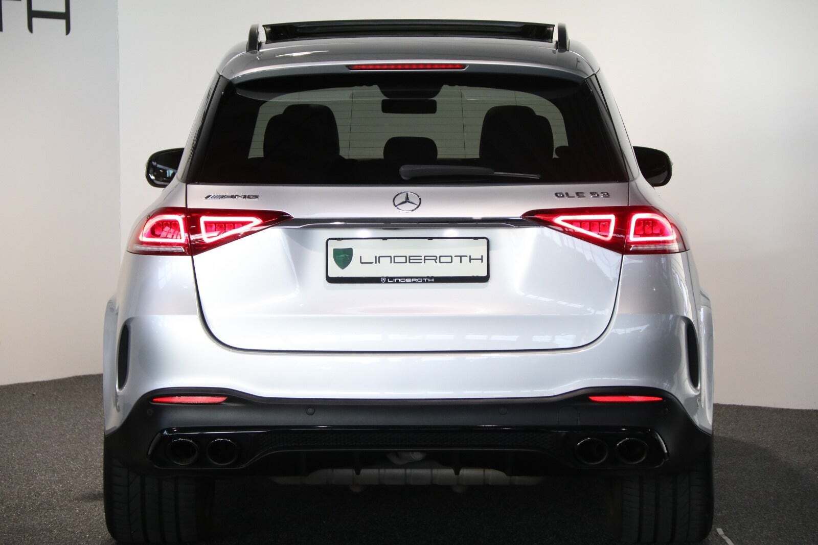 Sølv Mercedes GLE53 fra 2020 set udefra