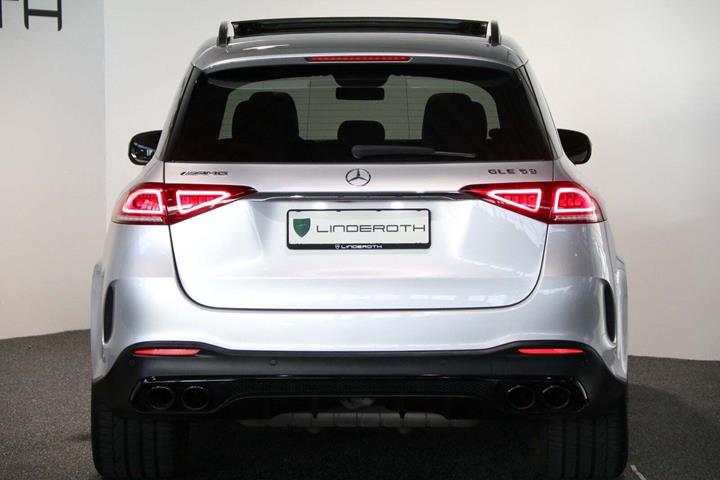 Sølv Mercedes GLE53 fra 2020 set udefra