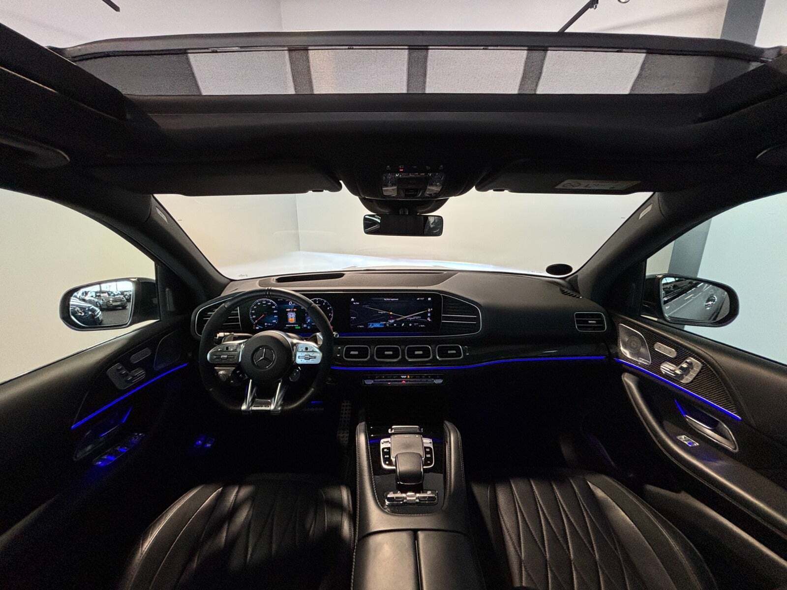 Sølv Mercedes GLE53 fra 2020 set indefra