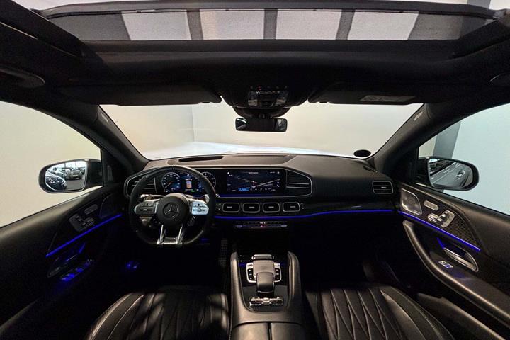 Sølv Mercedes GLE53 fra 2020 set indefra
