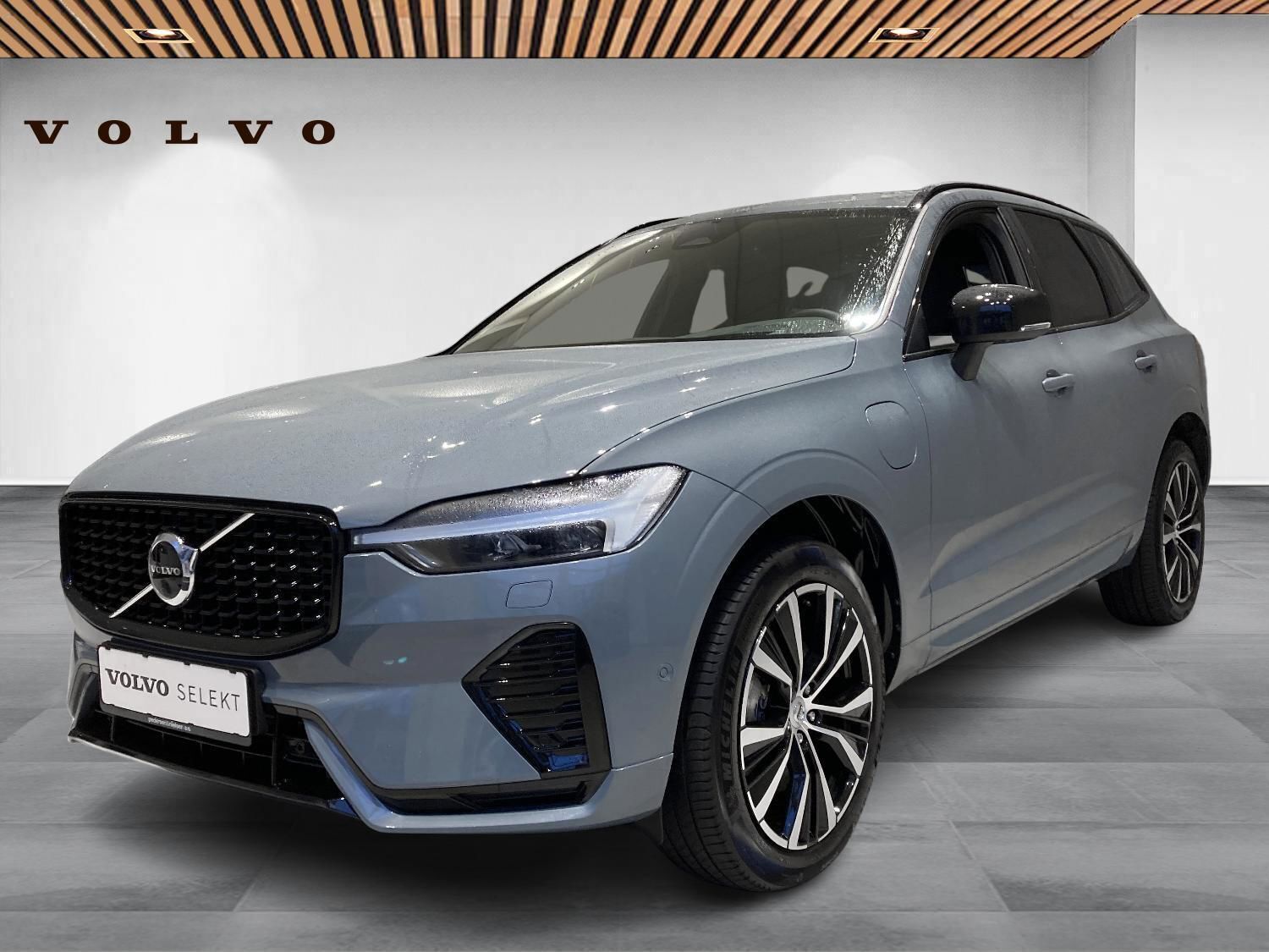 Grå Volvo XC60 fra 2023 set udefra