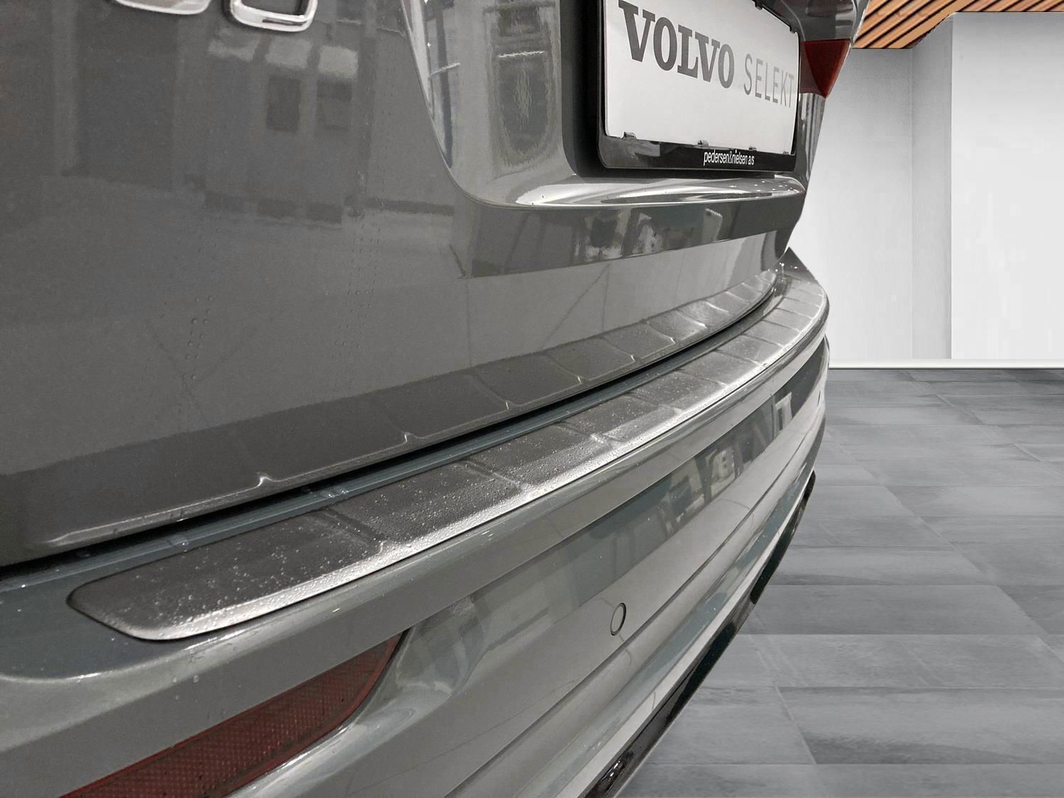 Grå Volvo XC60 fra 2023