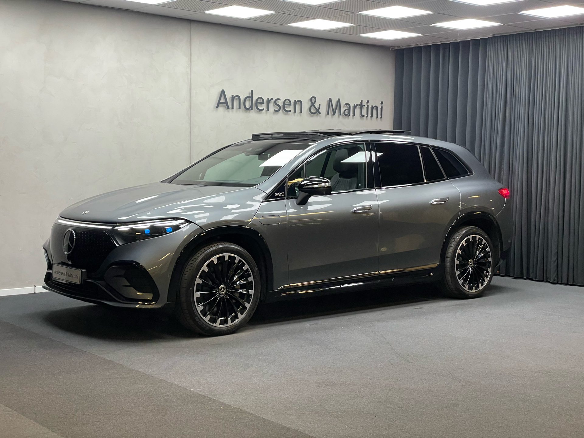 Grå Mercedes EQS 450 fra 2023 set udefra