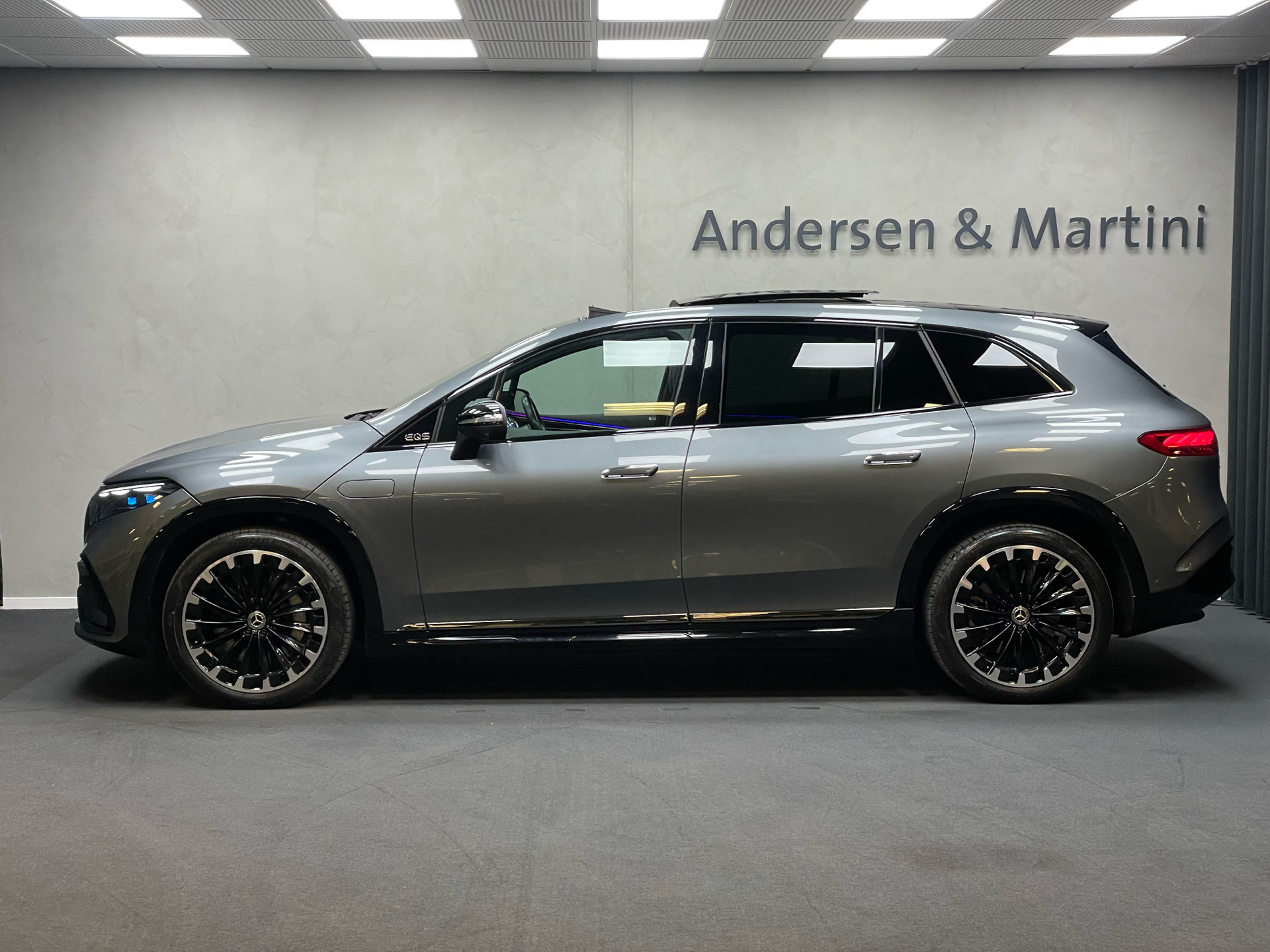 Grå Mercedes EQS 450 fra 2023 set udefra
