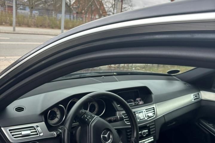 Grå Mercedes E-Klasse fra 2013