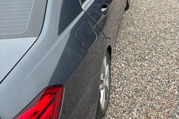 Grå Mercedes E-Klasse fra 2013