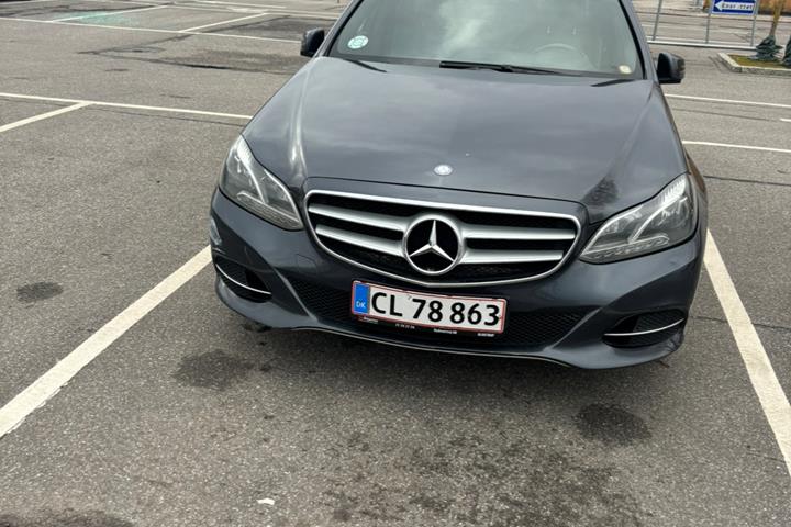 Grå Mercedes E-Klasse fra 2013
