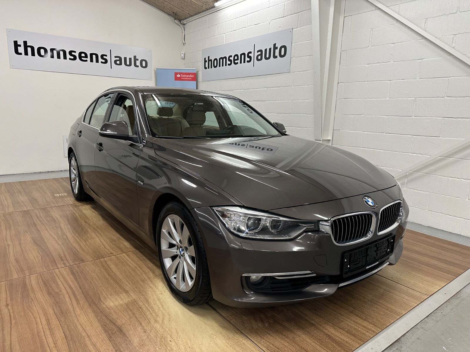Brun BMW 328i fra 2012 set udefra