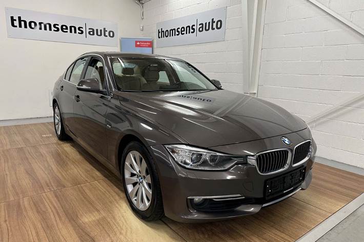 Brun BMW 328i fra 2012 set udefra