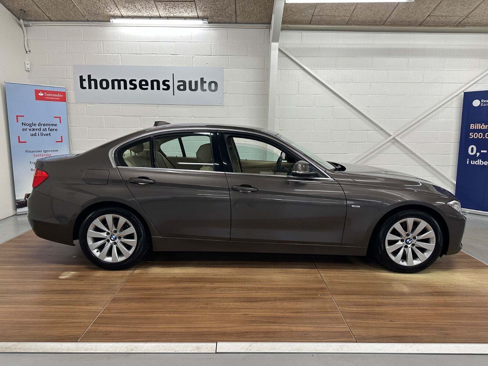 Brun BMW 328i fra 2012 set udefra
