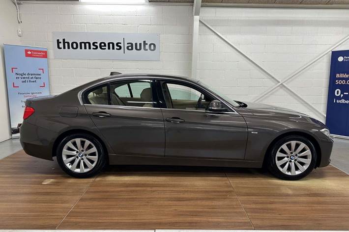Brun BMW 328i fra 2012 set udefra