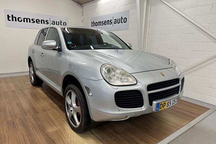 Sølv Porsche Cayenne Turbo fra 2003 set udefra